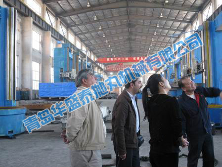 國(guó)外客戶來(lái)我公司參觀考察p拋丸機(jī)