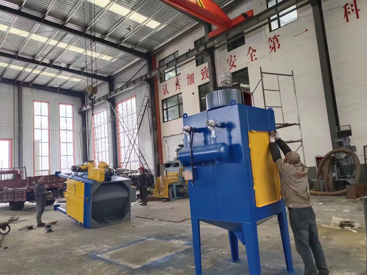 連續(xù)履帶通過(guò)拋丸清理機(jī)_履帶式拋丸機(jī)怎樣除塵_履帶式拋丸清理機(jī)q326